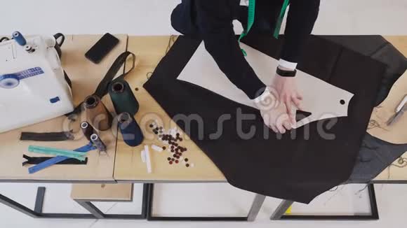 男时装设计师在工作室做素描男裁缝手在阁楼工作并制作图案视频的预览图