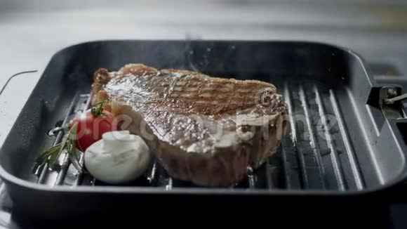 烧烤肉在烤炉里煎用蔬菜在烤架上烹饪的特写牛排视频的预览图