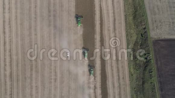 秋季农业机械在田间采集成熟大豆作物采集季节俯视视频的预览图