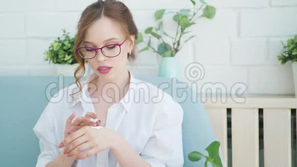 女人把奶油涂在手上高清快关门4K视频的预览图