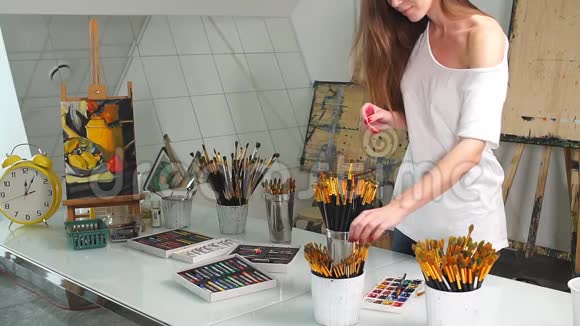 学生画家妇女选择画笔等待绘画课程开始在艺术学校视频的预览图