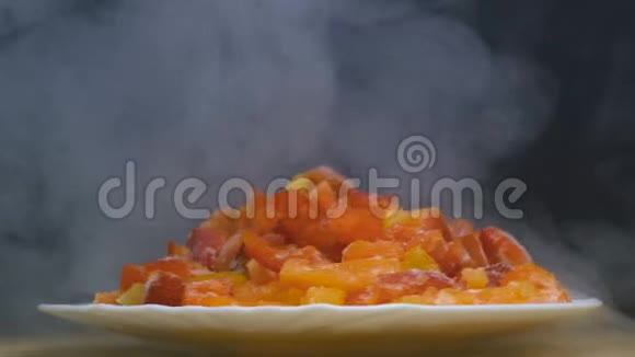 冷冻辣椒或辣椒在冷中缓慢旋转视频的预览图