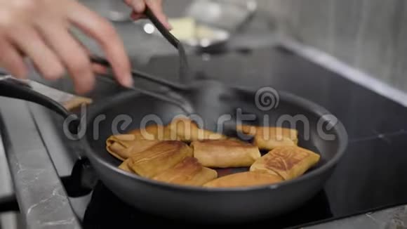 女人正在用她的家用电饭锅里的锅子烤薄煎饼里面装满了馅还有特写镜头视频的预览图