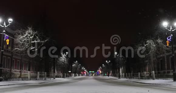 冬天的夜晚被遗弃的城市街道视频的预览图