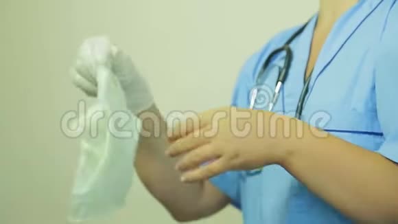 女医生的手摘下医用手套视频的预览图