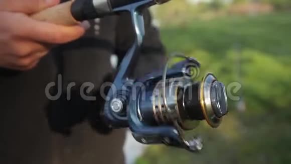 渔捞时鱼线卷筒的特写视频的预览图