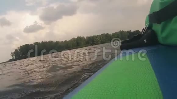 在站立的桨板上走特写在桨板上旅行sup旅行沿着Dnieper旅行视频的预览图