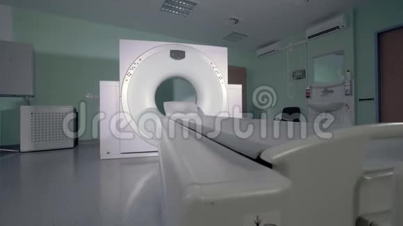 关闭核磁共振扫描机的医院房间视频的预览图
