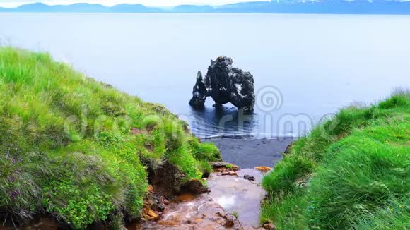 Vatnsnes半岛东岸Hvitserkur岩组景观视频的预览图