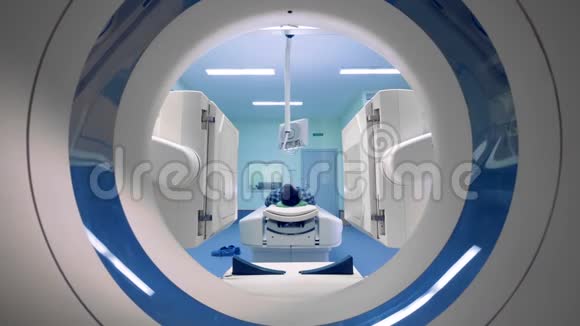 在行动中病人进行磁共振医学检查医疗设备扫描一个人视频的预览图