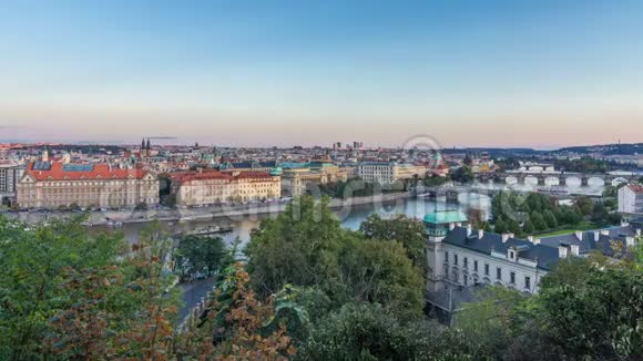 傍晚布拉格全景与伏尔塔瓦河和布拉格桥日夜流逝视频的预览图