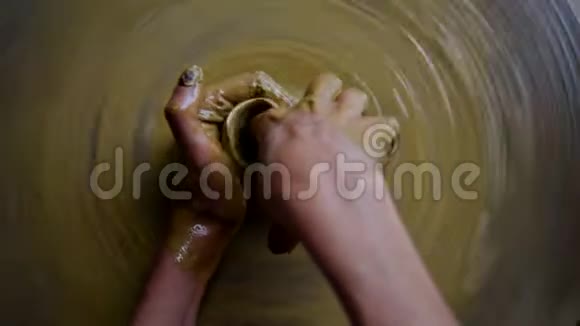 上景女孩用陶轮制作窄颈锅视频的预览图