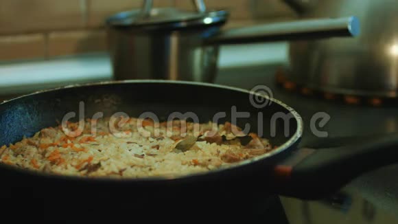 用肉煮米饭视频的预览图