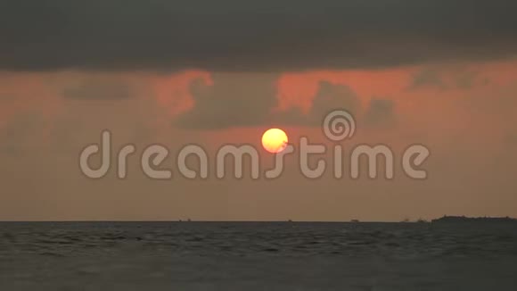 日落在海上的时间流逝太阳落山了视频的预览图