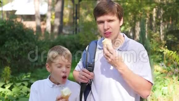 一个十几岁的男孩在吃冰淇淋视频的预览图