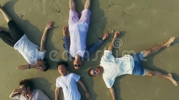 年轻人躺在沙滩上视频的预览图