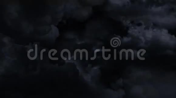暴风雨云中的闪电和雨4K第2v视频的预览图