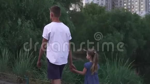 兄妹俩一起在河边散步视频的预览图