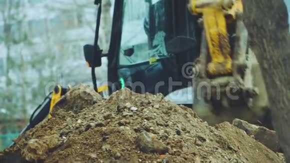 挖掘机把土倒出桶里视频的预览图