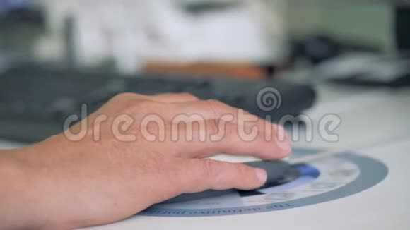 把一只人类的手放在电脑鼠标上视频的预览图