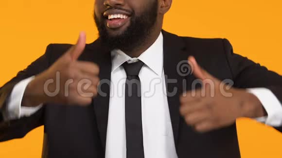 微笑着穿西装的非裔美国人竖起大拇指职业提升视频的预览图