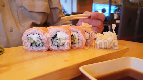 寿司在餐馆里吃男人视频的预览图