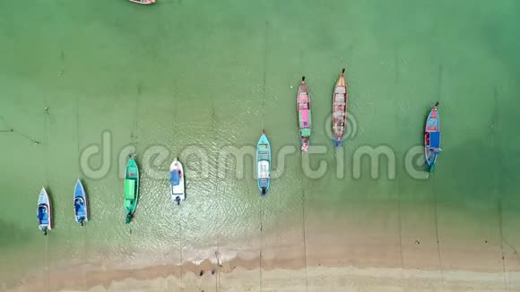 鸟瞰泰国传统长尾渔船在泰国普吉的热带海洋美丽海滩视频的预览图