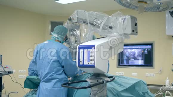 医生正在骨盆区做手术视频的预览图