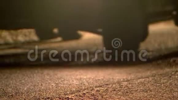 汽车在夜间驶过沥青路面亮灯视频的预览图