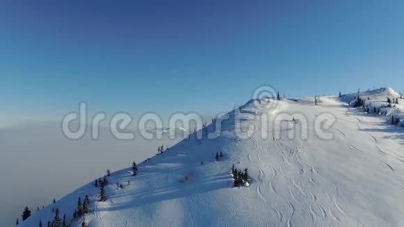 从无人驾驶飞机出发一对自由滑雪者在雪山上行滑雪视频的预览图