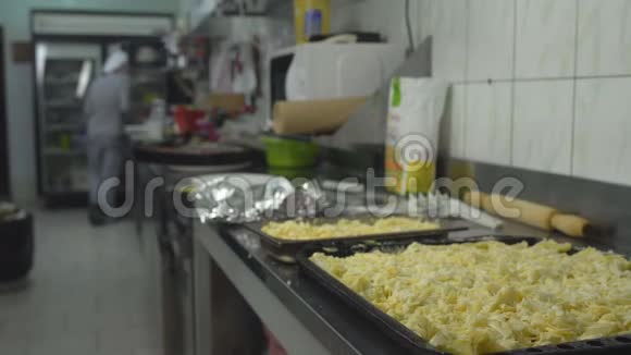 在快餐店有厨师的厨房背景专业4K视频的预览图