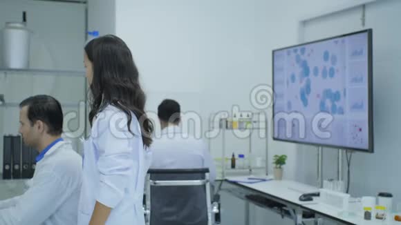 医学研究科学家在实验室微笑的肖像视频的预览图