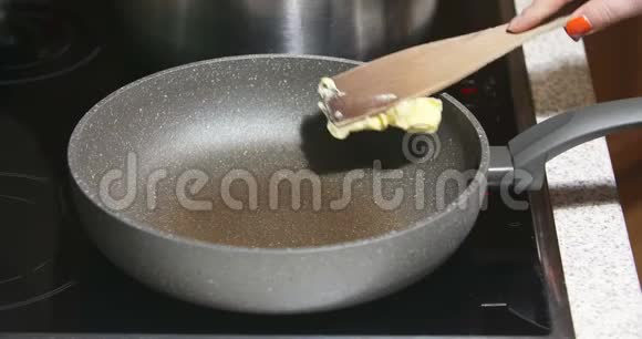 在热锅上融化黄油视频的预览图