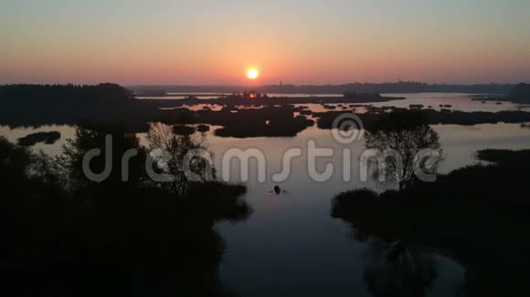 清晨日出秋时湖上的渔船空中视频的预览图