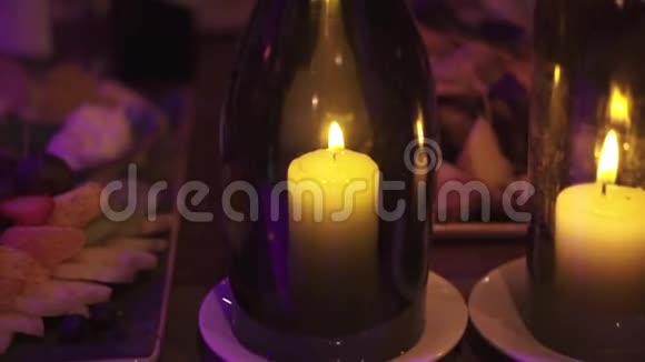 瓶子里的金色蜡烛的特写剪辑婚礼装饰视频的预览图