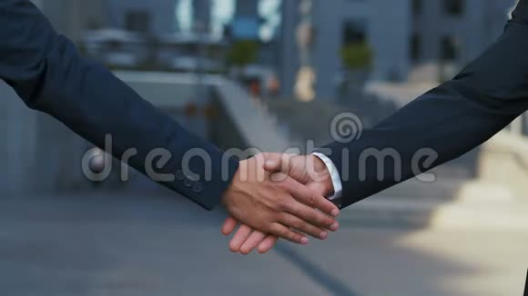 两位业务伙伴见面时握手两位成功商人的握手结束了交易慢慢视频的预览图