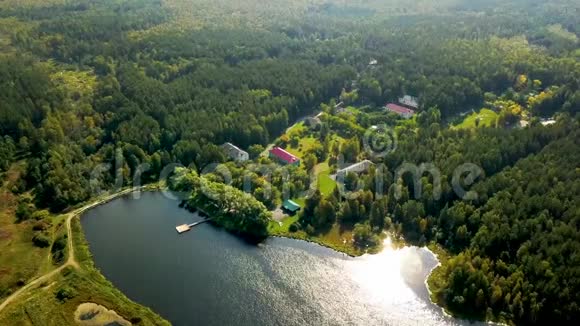 湖边森林中的古老乡村度假胜地库存录像湖畔风景如画的娱乐中心视频的预览图