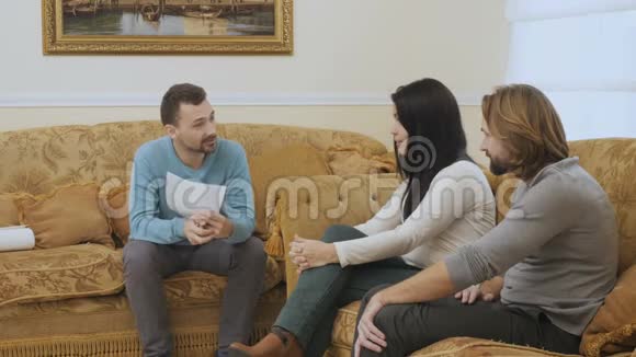 已婚夫妇在心理学家接待争吵视频的预览图