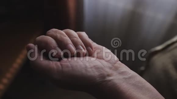 老妇人手里拿着指指点点的药丸手里拿着药片视频的预览图