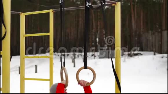 在冬天的户外运动中肌肉运动会使人感到兴奋视频的预览图
