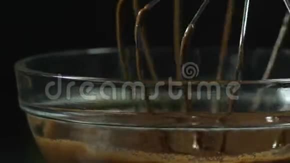 液体巧克力将融化的液体优质黑巧克力与一个大搅拌器混合在玻璃容器中糖果A视频的预览图