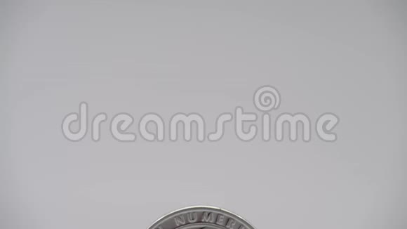 4K物理金属银利托金货币在白色背景LTC硬币Dan视频的预览图