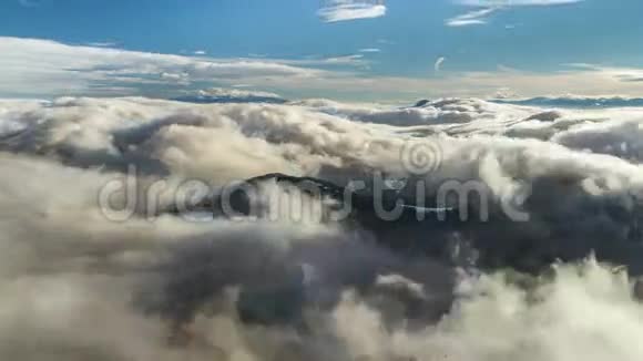 美丽的波浪低云在冬天的群山中流动时间流逝视频的预览图