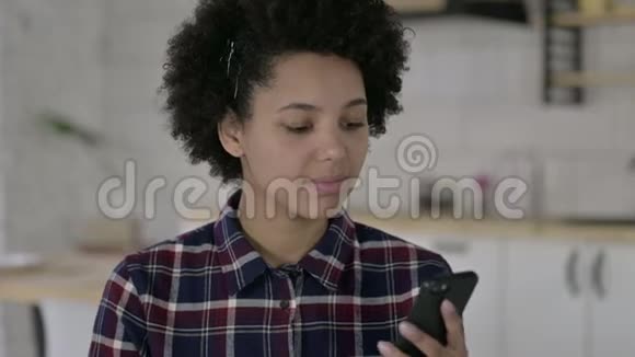 非洲裔美国妇女在智能手机上讲话的肖像视频的预览图