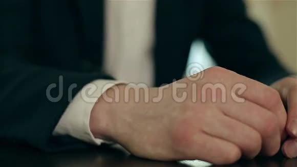男人的手在桌子上视频的预览图