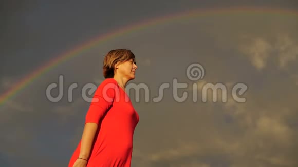 彩虹穿红色衣服的女人展示拇指和微笑视频的预览图