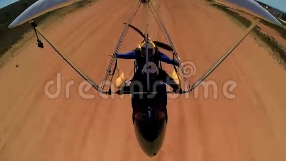 从悬挂式滑翔机降落的飞机起飞视频的预览图