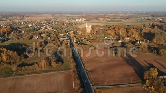 秋天的日落和立陶宛有教堂的小城市空中视频的预览图
