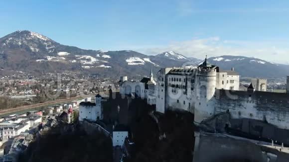 霍亨萨尔茨堡城堡的空中镜头背景是群山视频的预览图