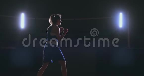 一个强壮的运动员女拳击手在黑色背景下训练拳击运动拳击概念与复制空间视频的预览图